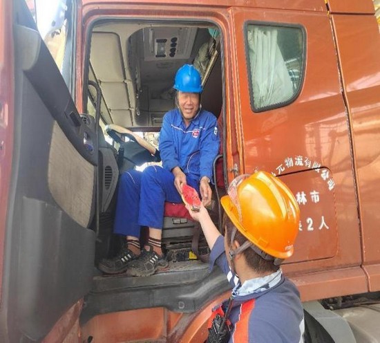 893b86296d744f8991f39babd1c5b934