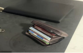 通俗善举显美德：：：南宫国际员工拾金不昧转达正能量