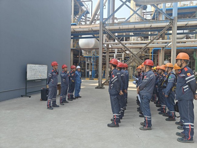 b1e04e9bc230479fb83388e1e5c27e26